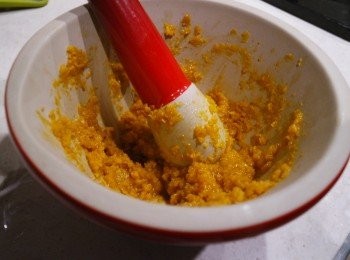 step5: 因為很難推至沙狀, 我就用了這個小工具

加入2湯匙油, 磨至沙狀