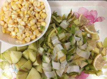 step3: 先把霸王花切粒，約2公分長度。檸檬半隻切成4份、薑切小塊。把萍果，切成2公分丁方小塊，可以通過慢磨機管道就可以了。粟米剝成粒。