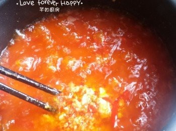 step3: 燒熱油轉中小火下蒜蓉及指天椒, 放入海鹽及糖, 其間不停用筷子翻炒至出味及蒜蓉轉金黃