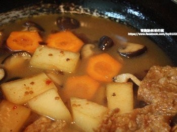 step5: 煮沸後的紅燒湯汁就可以準備起鍋，倒進我們已經準備好的燙過的油麵條和青江菜碗裡。

備註 : 紅燒湯麵的油麵條雖然買回來的已經煮熟了，可是我還是會稍微燙一下，青江菜也要稍微燙熟一下，再放置在碗裡。