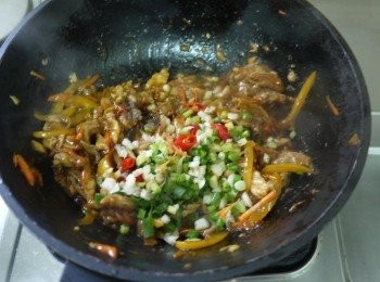 step6: 拌炒至收汁入味後，起鍋前撒上辣椒末與蔥末、少許的香油