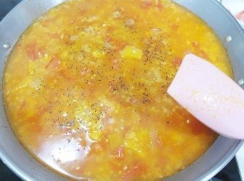 step5: 酒精揮發後加入300cc高湯~~留下150cc高湯備用!! 撒上黑胡椒及鹽!!! 這時候就不要翻動米了轉小火煮10-15分鐘!!! 可以不時的轉動鍋子:) 是轉動鍋子不是去翻炒米喔!!!!切記~~