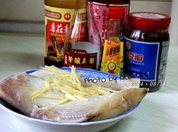 step1: 材料備齊，魚肉洗淨
先在魚身抹上米酒和少許鹽巴去腥
把薑切成絲狀鋪在上面