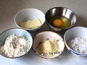 step1: 準備餅皮材料：(共做二十個小月餅)

無鹽奶油：           30g
糖粉：               50g
轉化糖漿：           30g
雞蛋：               40g
帕馬臣起士粉：       25g
低筋麵粉：          130g
鹽：                  2g

奶油先以隔水加熱的方式
讓它融化成液體狀

我的做法是：
用一個鍋子裝些熱開水
把裝有奶油的碗放進鍋內
蓋上鍋蓋讓它自行悶在裡面
很快就融化成液體狀了唷！

※ 轉化糖漿的作法請見