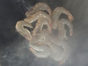 step4: 熱鍋放入少許油加入鮮蝦兩面稍煎一下，香味溢出後即可將鮮蝦起鍋備用。