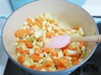 step4: 倒入金黃色蒜頭及蔬菜們拌炒，大約炒至蔬菜軟化。