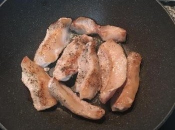 step2: 鍋燒熱後，放少許油，將松阪豬的兩面煎上色後，取出豬肉備用。