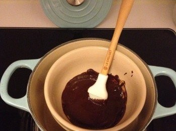 step3: 最上的部份： 紅色鮮搾果汁結冰後，掃上已經用熱水坐溶了的70%巧克力，沾上彩色糖果。