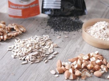 step1: 先將核桃，杏仁，水果乾切小塊，不要切太碎以保持口感