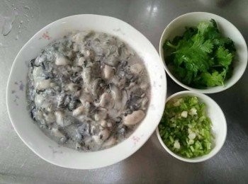 step1: 洗淨澎湖石蚵【澎湖野生水產】，蒜頭敲碎，香菜切段，備用；