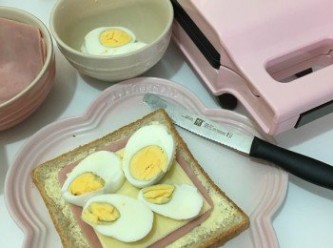 step1: 雞蛋烚熟後去殼切片，火腿用滾水燙熟後瀝乾,  麵包塗上牛油, 夾上火腿、芝士及雞蛋後再夾上麵包
