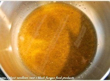 step2: 將黑木耳露先倒入鍋中，用小火模式加熱。