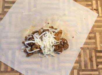 step5: 將牛肉餡料及芝士放在春卷皮中