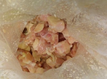 step1: 雞軟骨洗乾淨後用廚紙索一索備用,除粉類備用,將其餘的材料放入保鮮袋攪勻,再將雞軟骨放入袋中醃一陣。