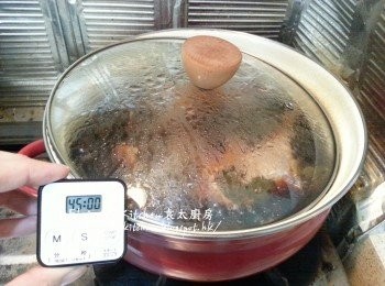 step7: 用中火煮15分鐘後蓋上蓋轉慢火煮45分鐘 , 熄火焗最少1小時
