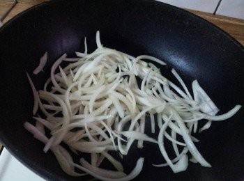 step5: 平底鍋中加少許油 , 燒熱後加入洋蔥炒至變軟