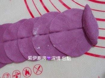 step6: 4片圓麵糰放平, 重叠一半, 將橄欖麵糰放在最後圓片上面, 由橄欖麵糰開始捲上, 俾圓麵糰包裹著橄欖麵糰, 用麵糰切刀中間部份左右切斷, 切斷部位(底部)收口, 再輕輕將花瓣推開, 玫瑰花出現了