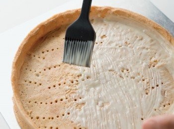 step9: 將白巧克力與可可脂倒入缽盆中，用隔水加熱的方式來融化。接著用軟毛刷塗抹在派塔的內側後，放進冰箱冷藏使之變硬。