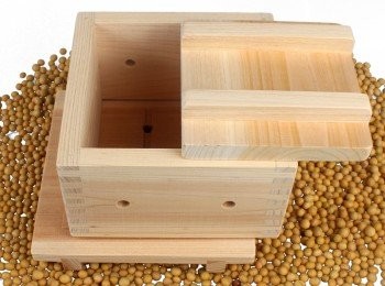 step13: 💕豆腐模如手邊沒有也可找找一般家用適合容器，
如帶孔蒸籠，濾水容器等。


另外如大家對木製豆腐模有需求或想購買，
歐巴桑也會聯繫廠商幫大家安排團購喔。

這款松木豆腐模歐巴桑自己使用覺得非常不錯，

除了做豆腐能用之外，做蜂蜜蛋糕木框也超適合。
預購ˊ團購ˊ餐廚類相關產品，
可參考歐巴桑另一個粉絲團，
"餐廚好物敗家新樂園"
網址:https://www.facebook.com/94i94i