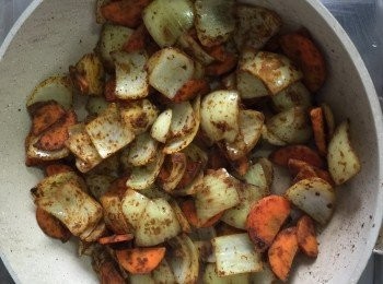 step3: 熱鍋加適量的油，先下洋蔥拌炒至邊緣透明再加入紅蘿蔔一起拌炒，隨後加入咖哩粉炒至均勻。