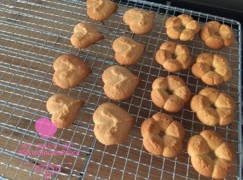 step4: 預熱焗爐160度，將曲奇從雪櫃取出，焗10-15分鐘，出爐後，放在鐵架上，待完全放涼。