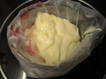 step9: 將蛋糕糊放入有尖唧花咀的唧袋