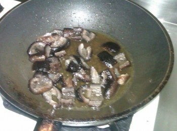 step6: 再來將醃漬的烏蔘下熱油鍋拌炒