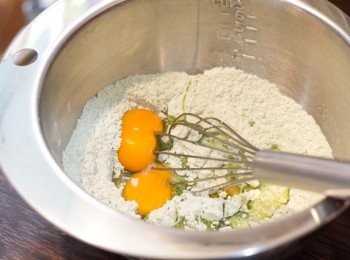 step1: 預熱焗爐至攝氏 170 度
<span class="group_1">蛋黃糊</span>材料之所有乾材料混合過篩去除粉粒，用手動打蛋器拌勻，加入<span class="group_1">蛋黃糊</span>材料之所有濕材料（分開蛋白及蛋黃時要確保蛋白內無沾到任何蛋黃，然後蛋白要放到一個乾淨無油無水的大碗內備用）