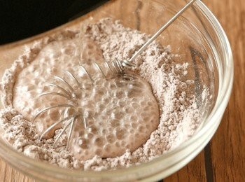 step5: 把熱油倒入步驟3拌勻的乾材料中拌勻。