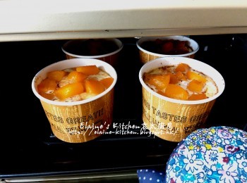 step8: 放入焗爐中間位置 , 用180C上下火焗30分鐘後 , 取出將布甸放上焗爐最上層