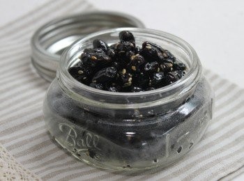 step5: 灑上芝麻，以清潔的密實盒保存，放到雪櫃可存放兩星期。