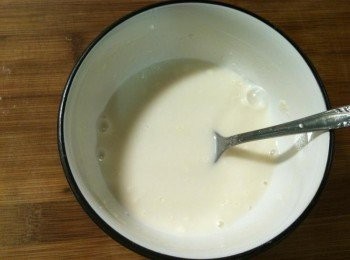 step19: (1) 將麵粉和水放入碗中，用湯匙攪拌均勻，調製麵糊備用。