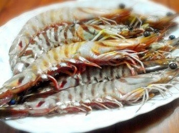 step2: 將澎湖大明蝦放入蒸盤上，並在澎湖大明蝦上，淋上少許的米酒， 蒸盤上外鍋也要放少許的水，開大火清蒸5-7分鐘(注意不宜清蒸過久，以免大明蝦肉質過老)。