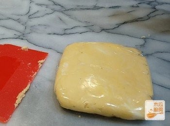 step1: 先製作撻皮：室溫牛油、糖霜用刮刀拌切至順滑後，加入蛋，拌勻； 
篩入低筋麵粉 (拌至無乾粉即可，不用成團！)   用保鮮紙包好麵團，放入冰箱冷藏半小時