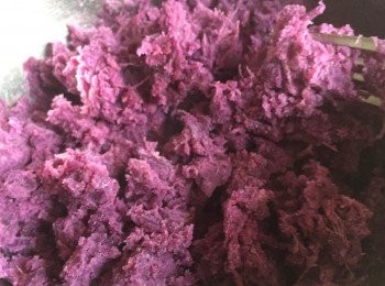 step2: 紫薯餡做法： 紫薯去皮隔水用大火蒸20分鐘後，壓成泥，加入糖同牛奶攪拌均勻，用保鮮紙包好，備用。