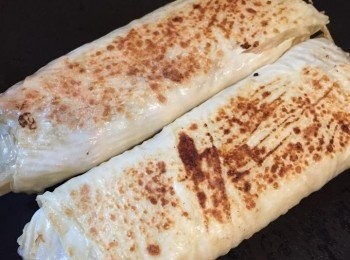 step6: 5. 煎香腐皮卷兩邊至金黃，