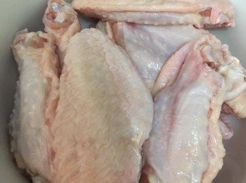 step1: 將雞亦解凍，洗淨，掠水