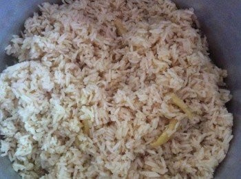 step3: 然後煲飯，飯好了讓它燜一下約10-15分鐘左右。打開即可享用。