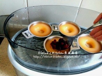 step7: 5分鐘後再加入適量紅豆係糕面 , 再蓋上蓋蒸15分鐘至熟透