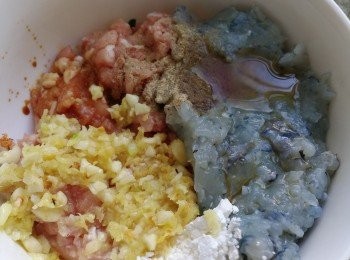 step3: 將蝦仁剁碎成粒狀後，放入肉碎，鹽，麻油，豉油，胡椒粉，生粉及爆香的蒜蓉薑蓉一起撈勻。
