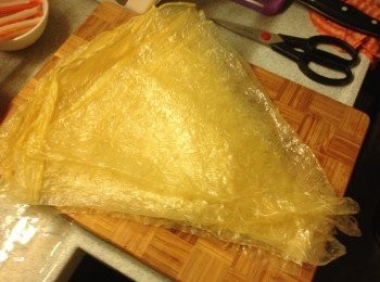 step4: 腐皮洗淨後用濕布抺乾，用薄餅的切法分成8份