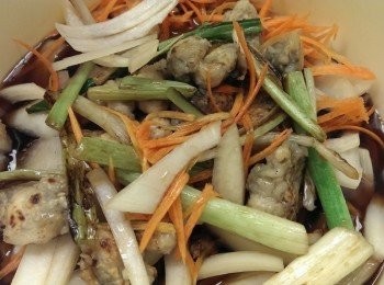 step7: 把煎過的鮮蚵及蔥白放入再倒入醬汁,待冷却後約6-8小時入味後食用,口味更佳