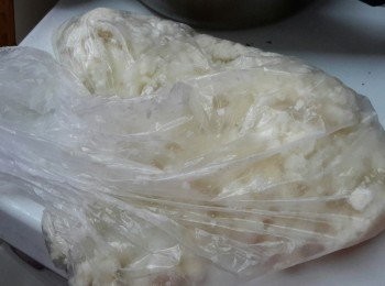 step1: 先將馬蹄去皮，放入膠袋內，用木棒敲碎馬蹄，不用太碎
