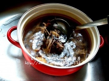 step11: 逐一加入冬菇水 , 木耳絲 , 之前炒香的冬菇片及肉絲 , 加入2杯水份量拌勻