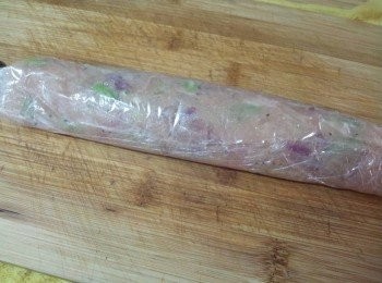 step8: 雞肉泥捲成圓柱狀 , 放入冷凍中