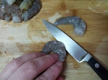 step2: 蝦子去殼後 , 用刀子在背上劃一刀 , 再去掉腸子