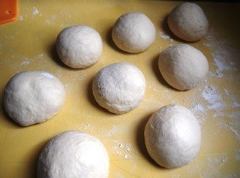 step3: 除牛油外將所有材料搓至有筋膜再加牛油搓至有薄膜發酵至二倍大,拍扁排氣分割8份滾圓>