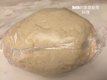 step2: 取一個塑膠袋倒入1大匙的沙拉油，裝入麵糰，冷藏3-4小時，或靜置30分鐘