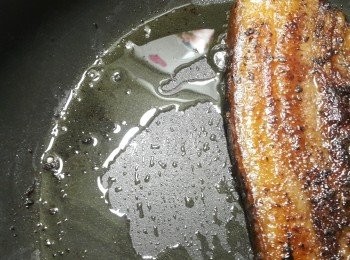 step1: 起鍋將鹹豬肉鮮乾煎出豬肉本身的肉油 蓋上鍋蓋轉小火慢煎記得翻面煎至7分熟)