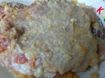 step3: 沾少許的麵粉~稍等一下反潮~(我的鍋子不大~我又再把內分成二半~共四片)